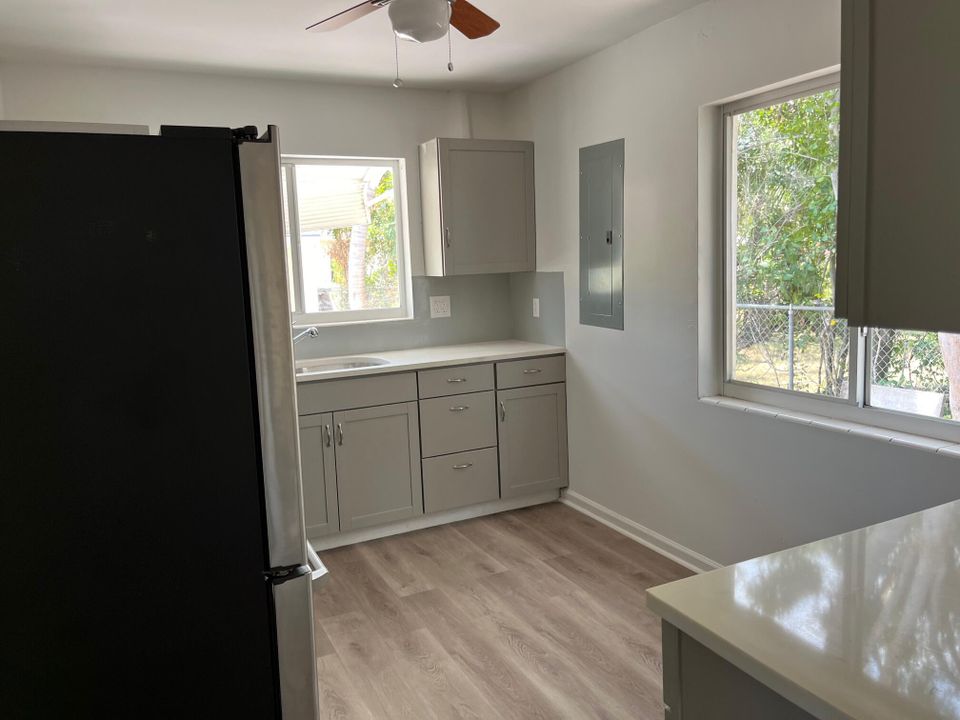 For Rent: $3,000 (3 beds, 1 baths, 1068 Square Feet)