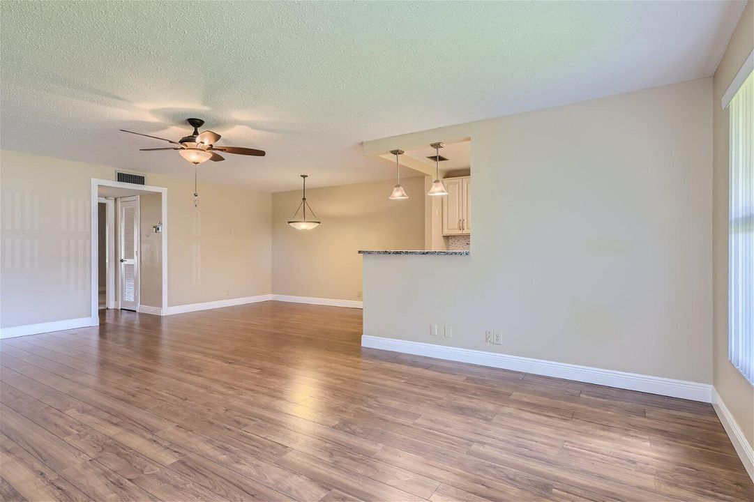 For Sale: $173,900 (1 beds, 1 baths, 994 Square Feet)