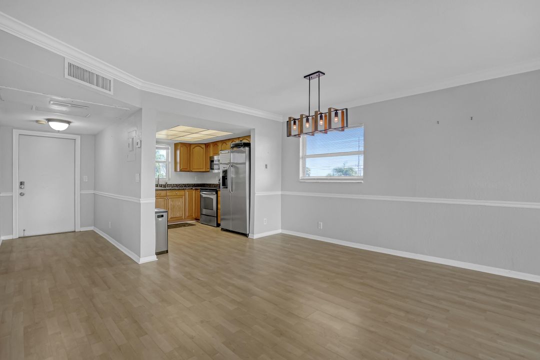 For Sale: $249,900 (2 beds, 2 baths, 886 Square Feet)