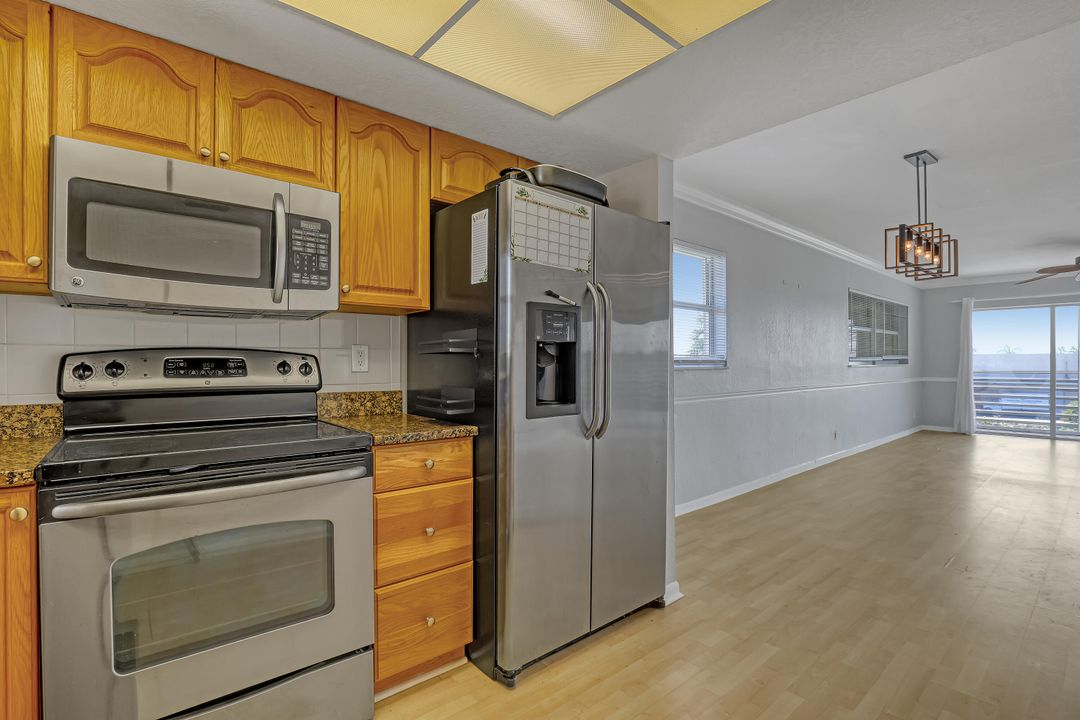 For Sale: $249,900 (2 beds, 2 baths, 886 Square Feet)