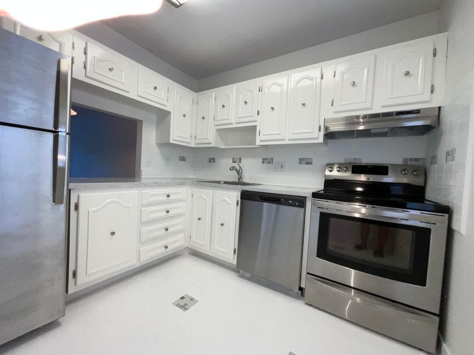 For Sale: $149,000 (2 beds, 2 baths, 925 Square Feet)