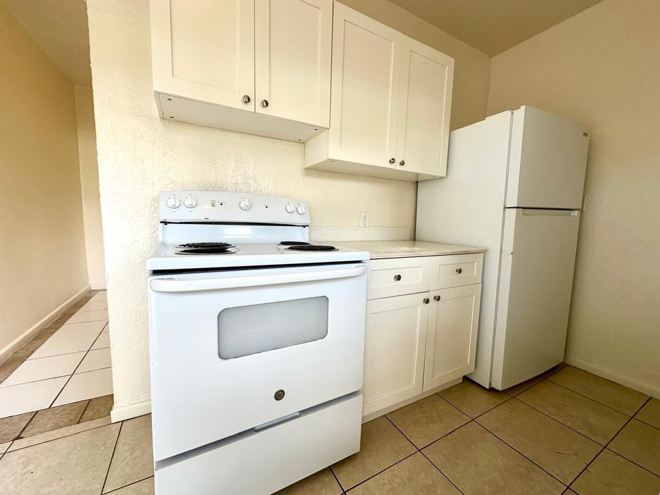 For Rent: $2,100 (2 beds, 1 baths, 903 Square Feet)