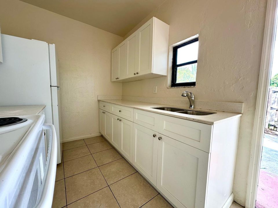 For Rent: $2,100 (2 beds, 1 baths, 903 Square Feet)