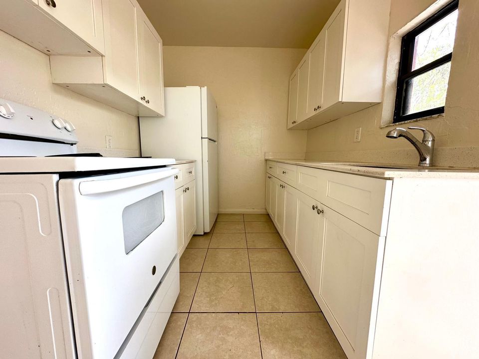 For Rent: $2,100 (2 beds, 1 baths, 903 Square Feet)