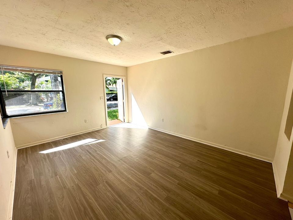 For Rent: $2,100 (2 beds, 1 baths, 903 Square Feet)