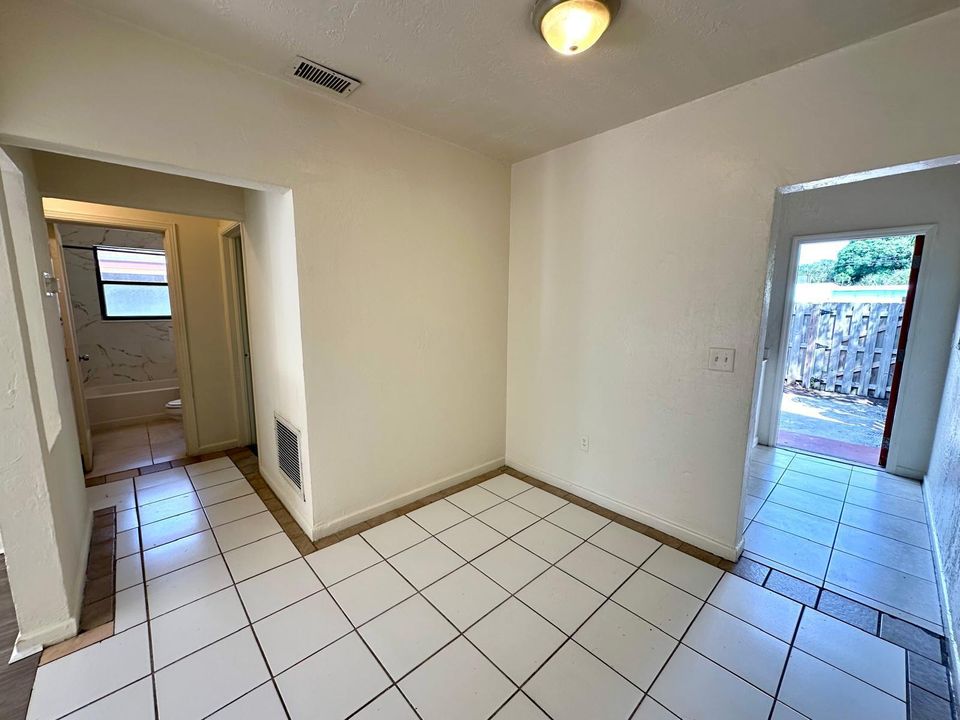 For Rent: $2,100 (2 beds, 1 baths, 903 Square Feet)