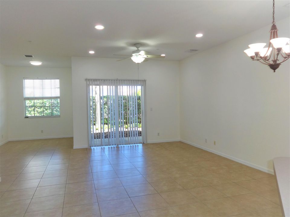 For Rent: $3,200 (3 beds, 2 baths, 1954 Square Feet)