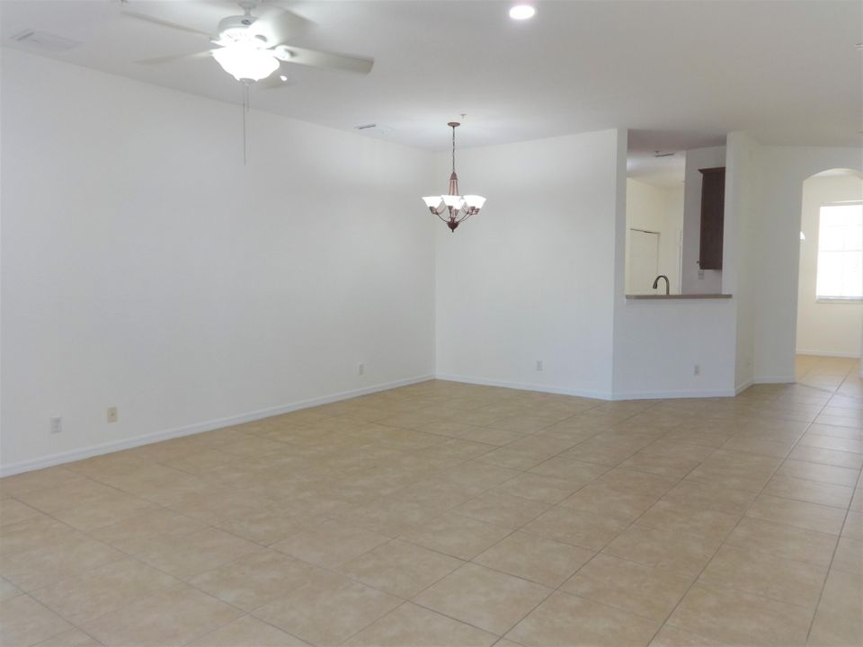 For Rent: $3,200 (3 beds, 2 baths, 1954 Square Feet)