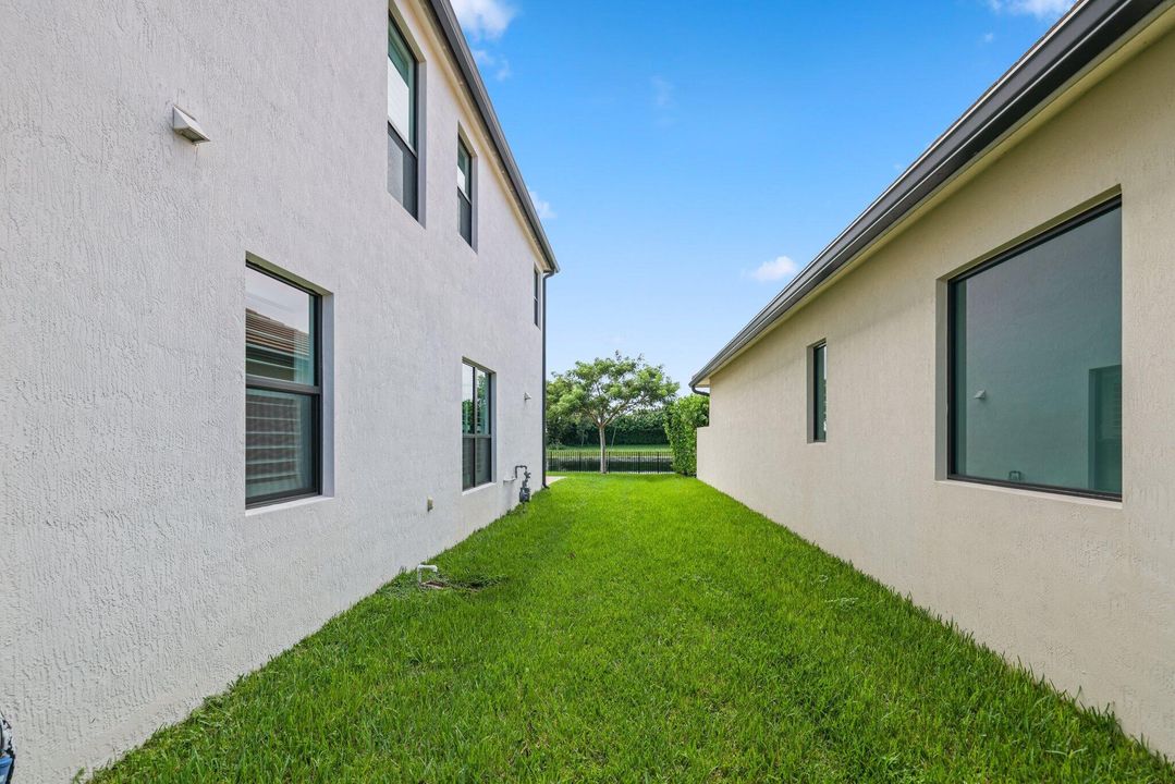 For Sale: $1,050,000 (5 beds, 3 baths, 2879 Square Feet)