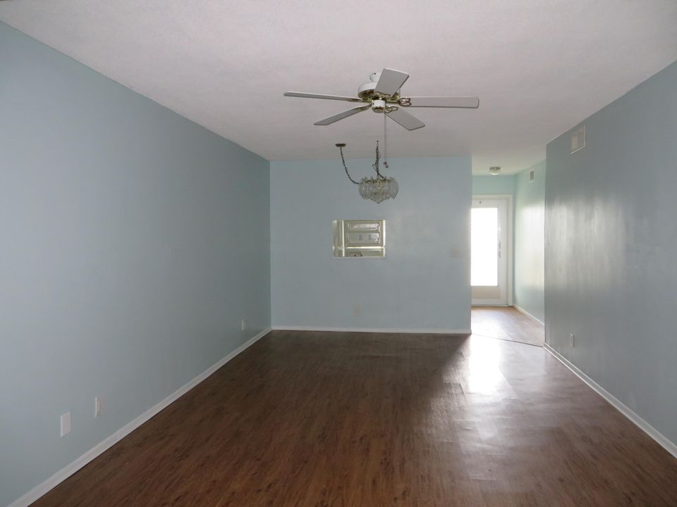 For Sale: $136,000 (2 beds, 2 baths, 861 Square Feet)