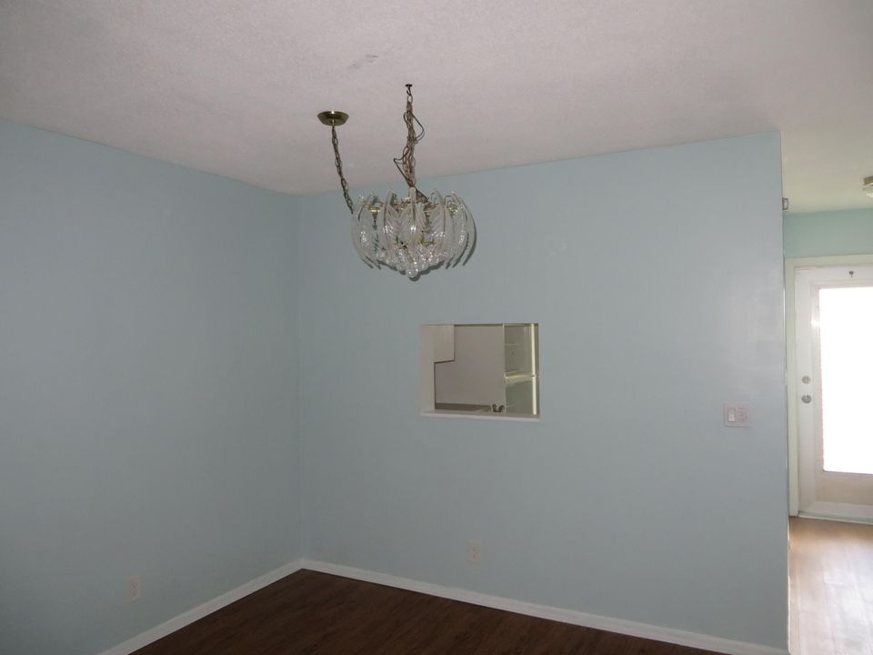 For Sale: $136,000 (2 beds, 2 baths, 861 Square Feet)