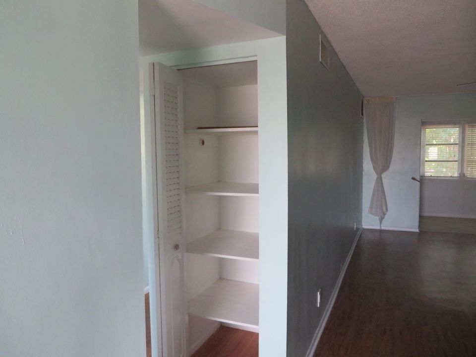 For Sale: $136,000 (2 beds, 2 baths, 861 Square Feet)