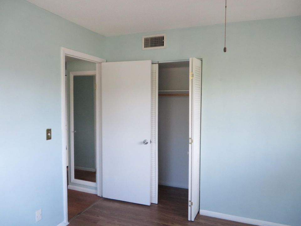 For Sale: $136,000 (2 beds, 2 baths, 861 Square Feet)