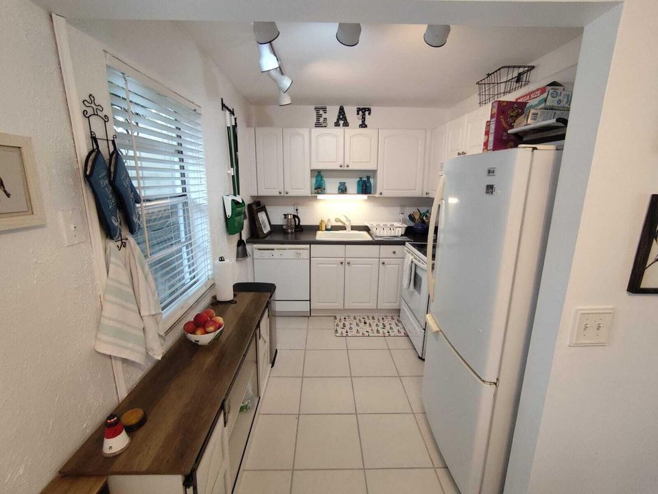 For Rent: $2,750 (2 beds, 2 baths, 910 Square Feet)