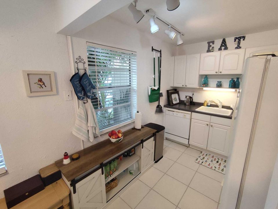 For Rent: $2,750 (2 beds, 2 baths, 910 Square Feet)