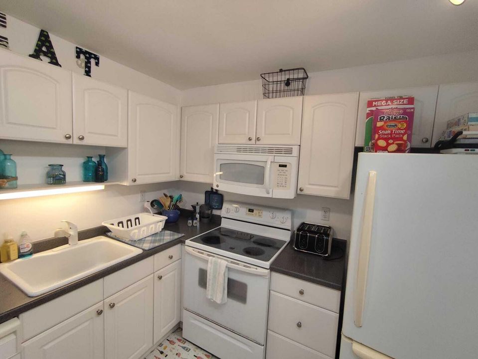 For Rent: $2,750 (2 beds, 2 baths, 910 Square Feet)