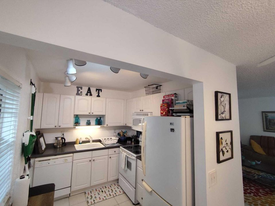 For Rent: $2,750 (2 beds, 2 baths, 910 Square Feet)