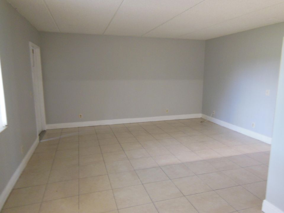 For Rent: $2,000 (2 beds, 2 baths, 921 Square Feet)