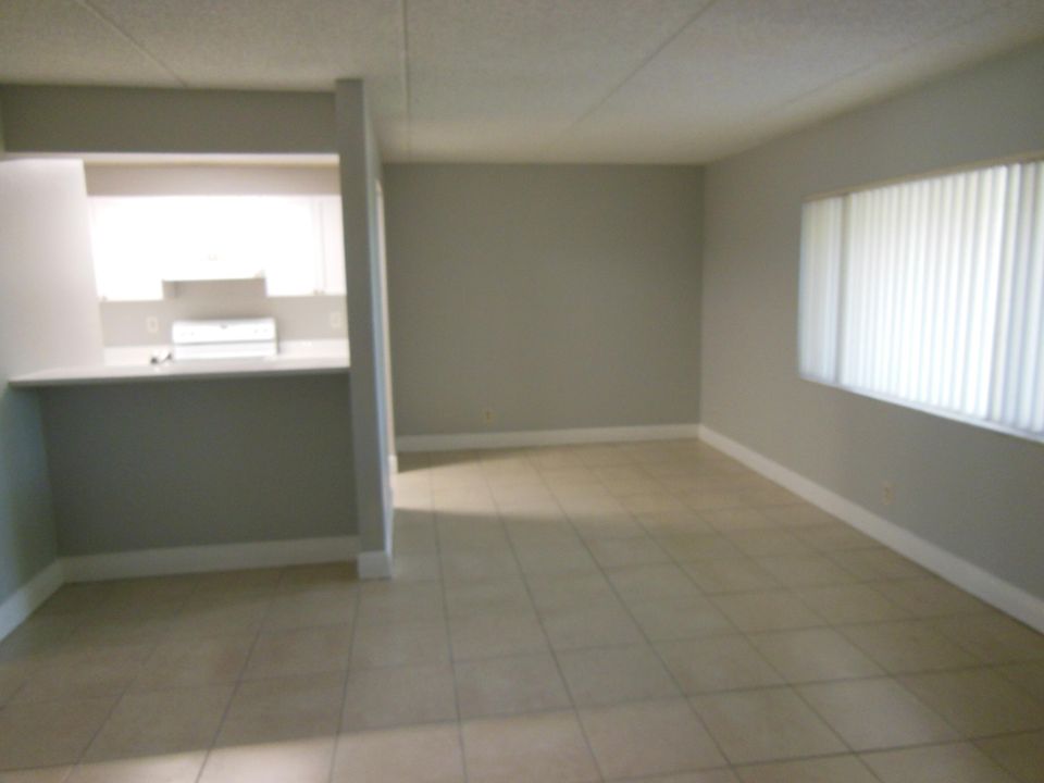 For Rent: $2,000 (2 beds, 2 baths, 921 Square Feet)