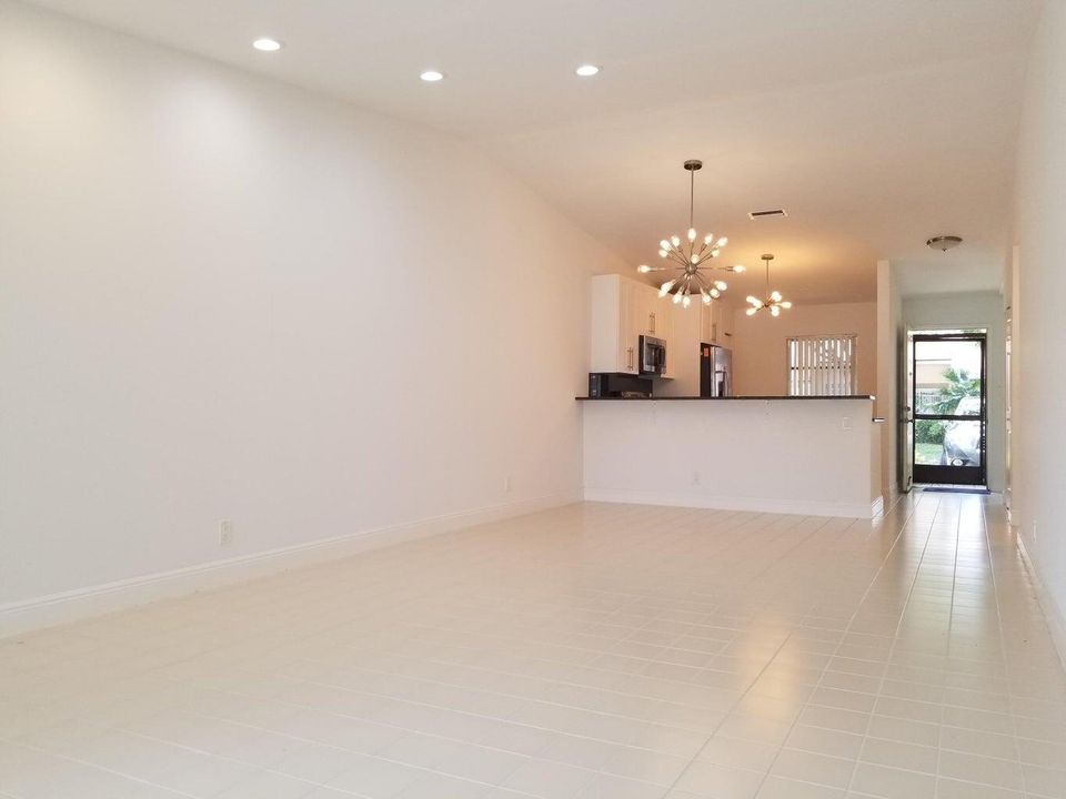 For Sale: $324,999 (2 beds, 2 baths, 1162 Square Feet)