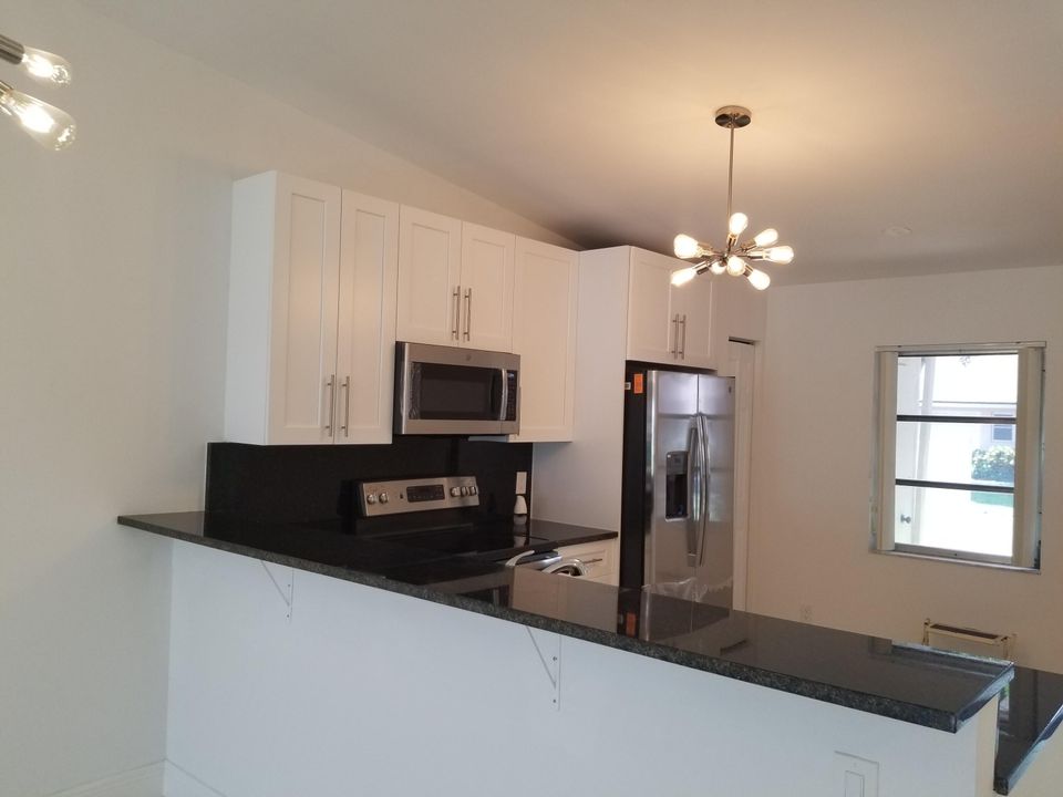 For Sale: $324,999 (2 beds, 2 baths, 1162 Square Feet)