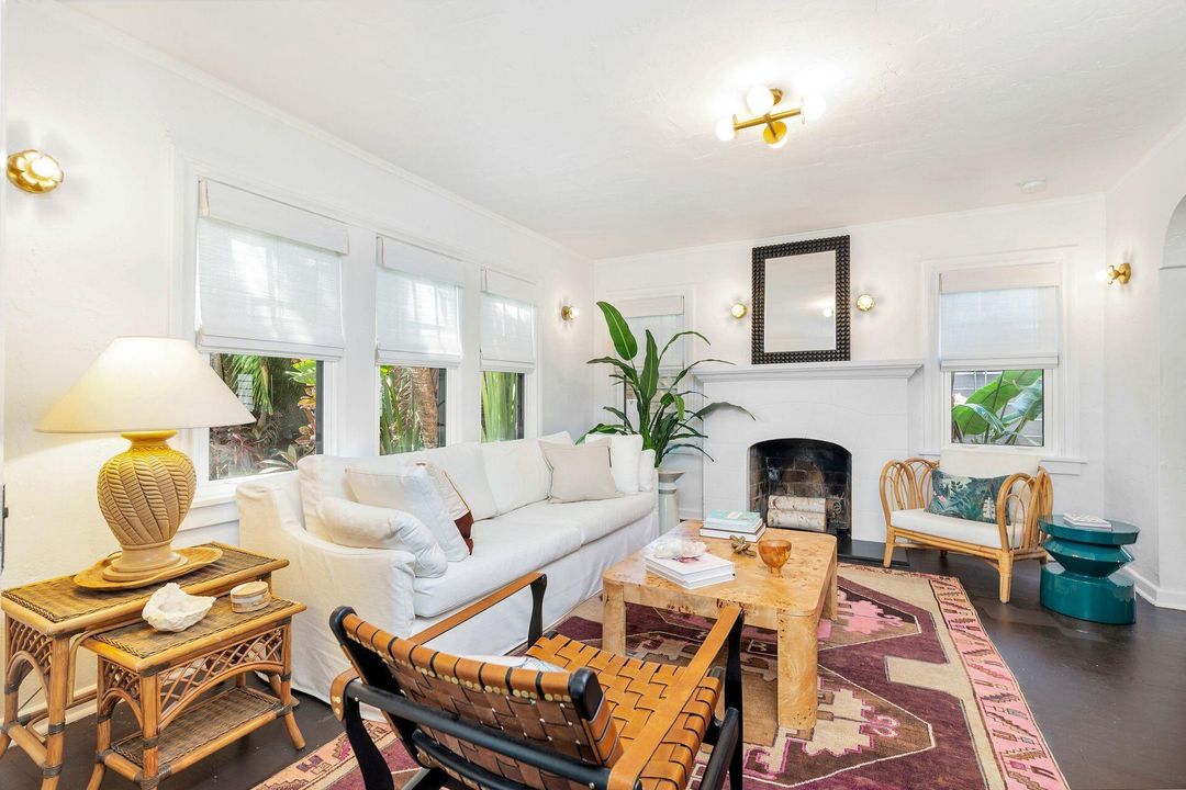 For Sale: $975,000 (2 beds, 1 baths, 852 Square Feet)