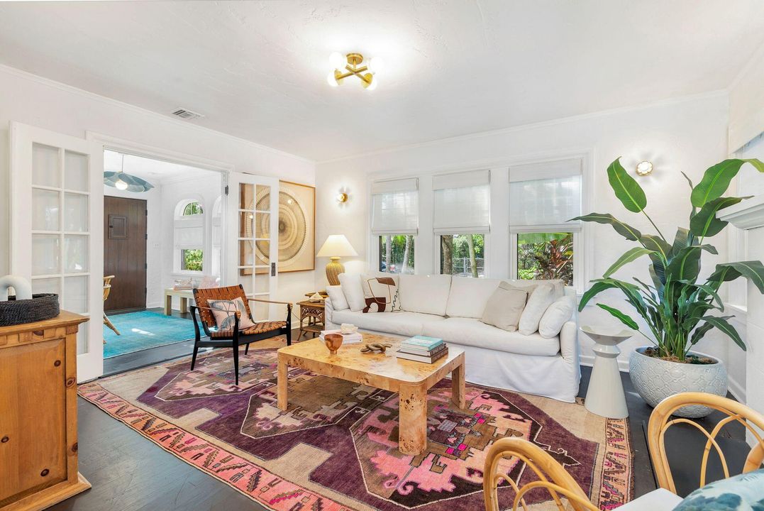 For Sale: $975,000 (2 beds, 1 baths, 852 Square Feet)