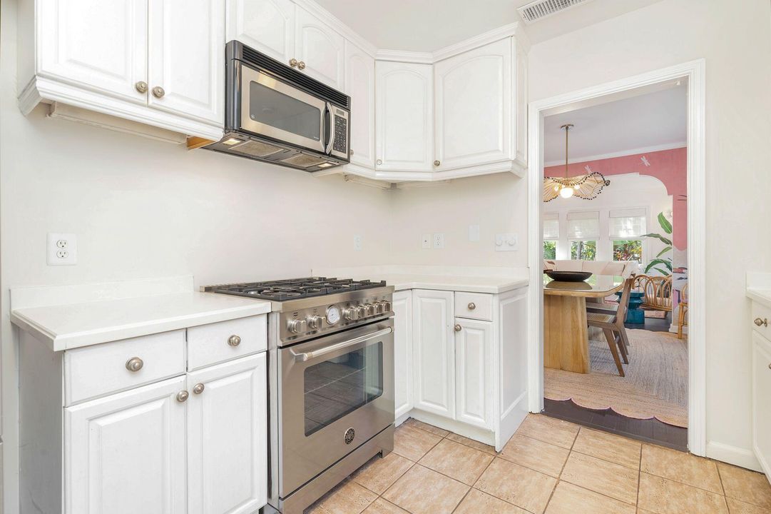 For Sale: $975,000 (2 beds, 1 baths, 852 Square Feet)