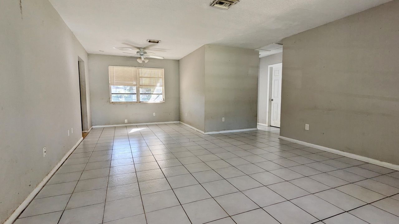 For Sale: $379,900 (2 beds, 1 baths, 962 Square Feet)