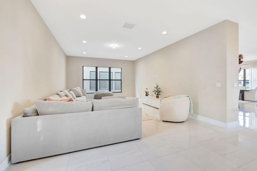 For Sale: $2,500,000 (5 beds, 5 baths, 3888 Square Feet)