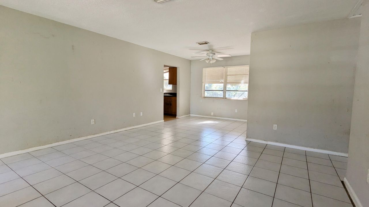 For Sale: $379,900 (2 beds, 1 baths, 962 Square Feet)