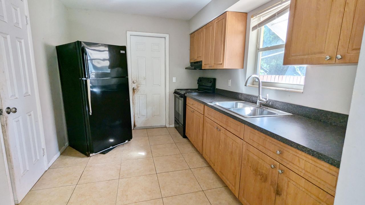 For Sale: $379,900 (2 beds, 1 baths, 962 Square Feet)