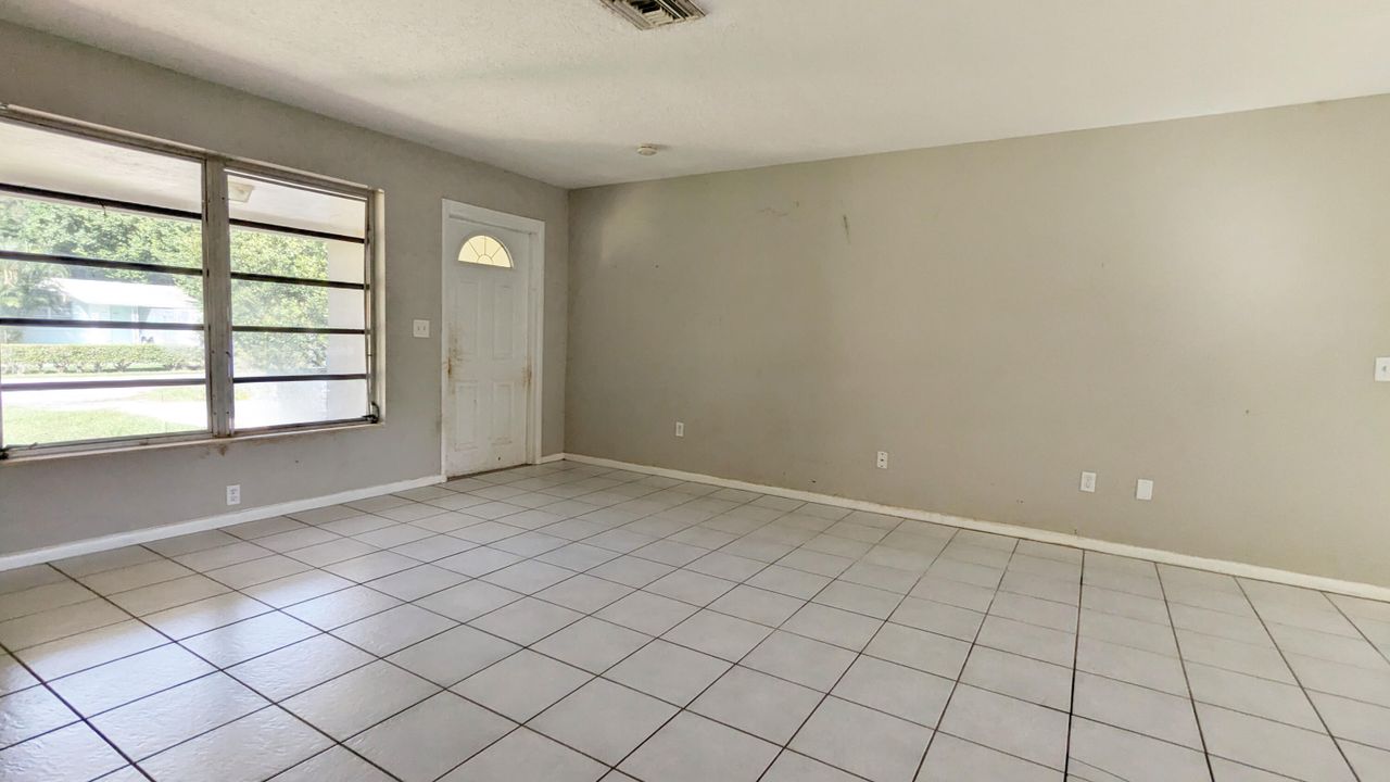 For Sale: $379,900 (2 beds, 1 baths, 962 Square Feet)