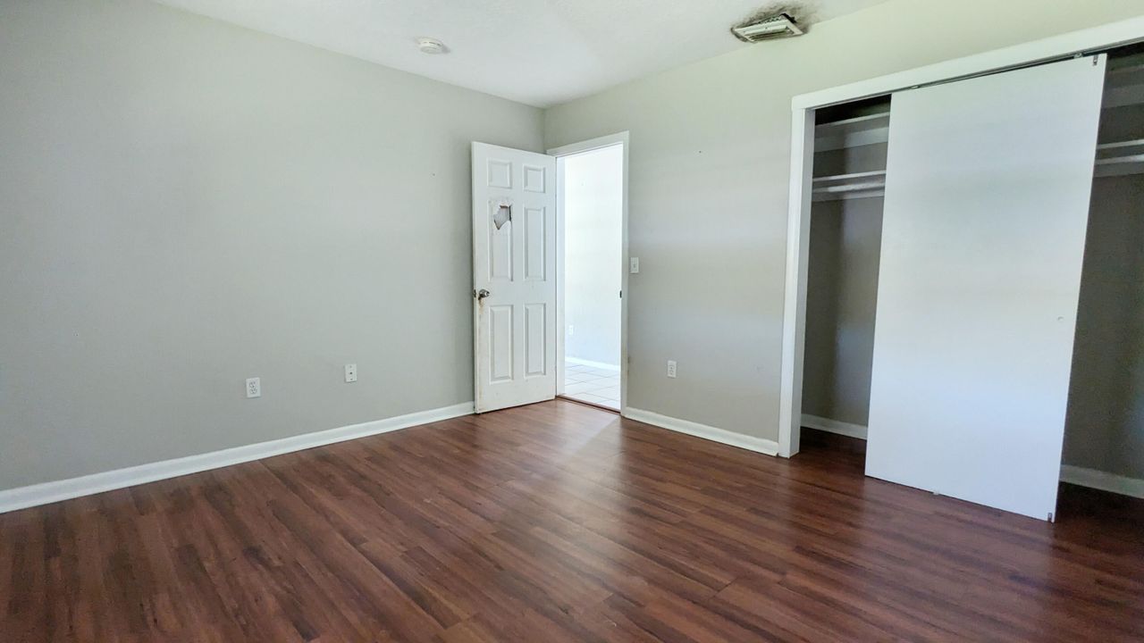 For Sale: $379,900 (2 beds, 1 baths, 962 Square Feet)