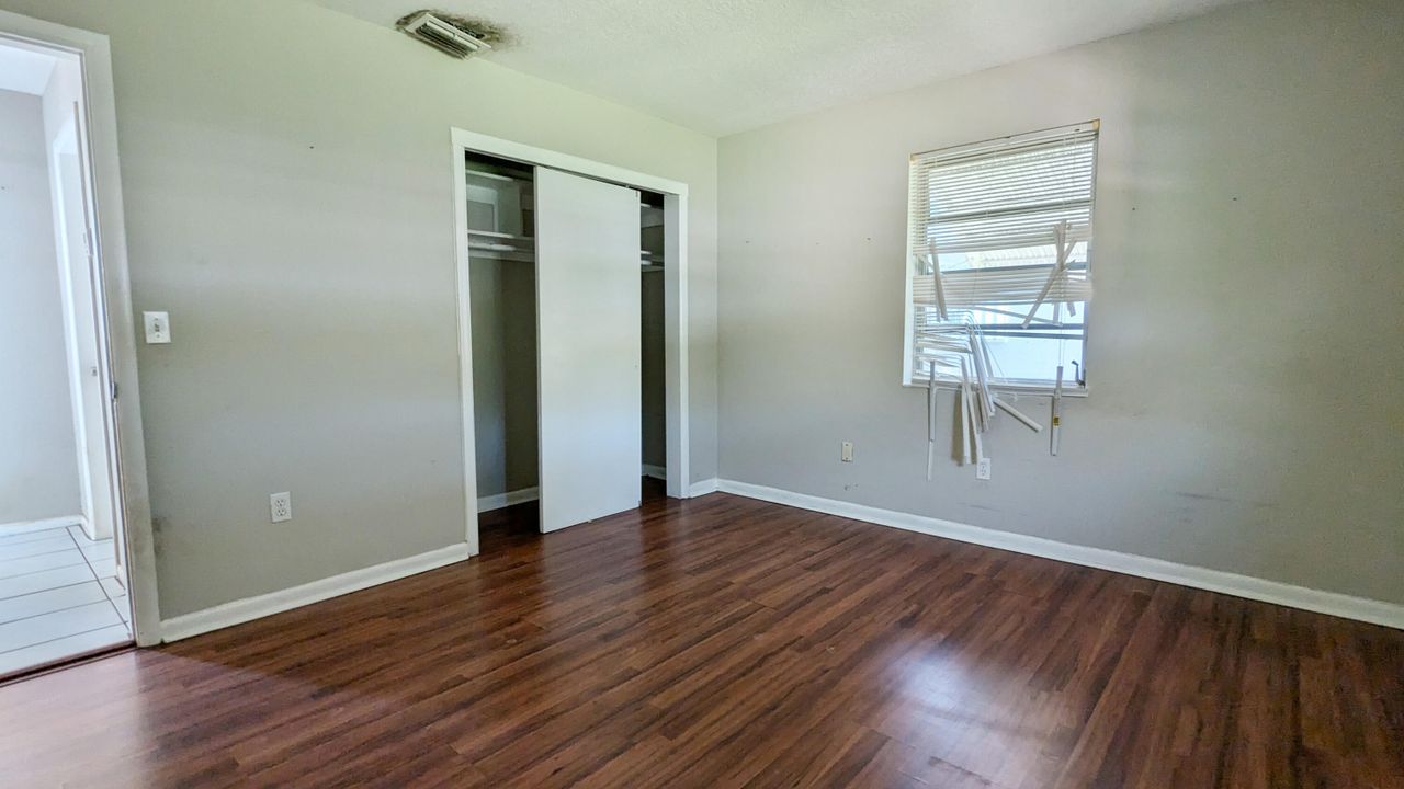 For Sale: $379,900 (2 beds, 1 baths, 962 Square Feet)