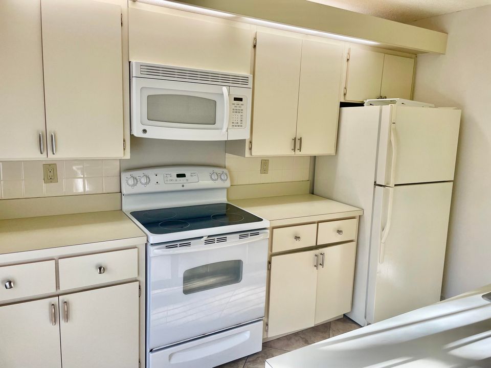 For Rent: $2,700 (2 beds, 2 baths, 1236 Square Feet)