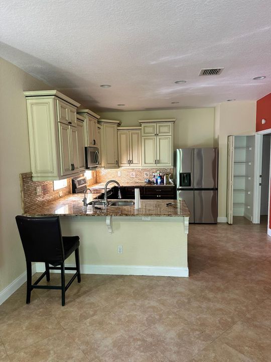 For Rent: $3,500 (5 beds, 3 baths, 2372 Square Feet)