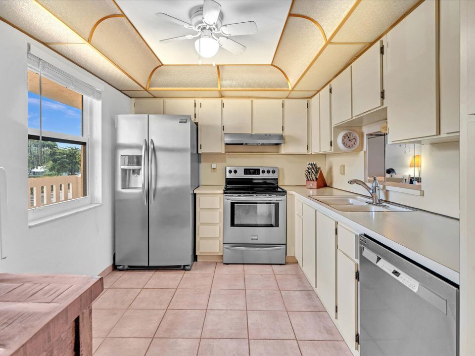 For Sale: $220,000 (2 beds, 2 baths, 1190 Square Feet)