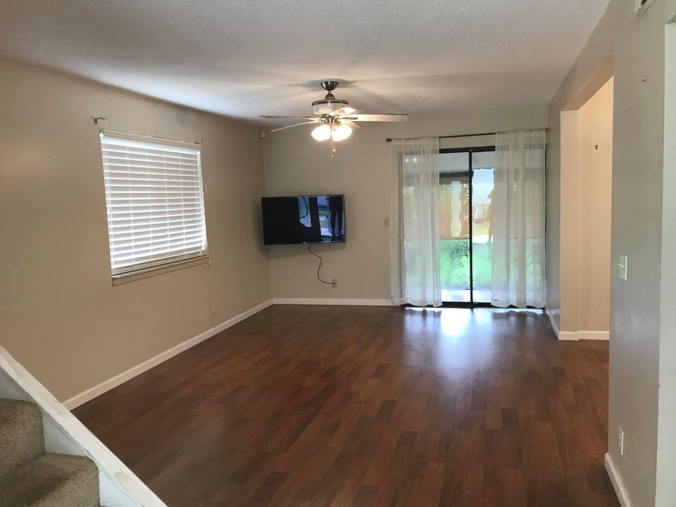 For Sale: $324,000 (2 beds, 1 baths, 1054 Square Feet)