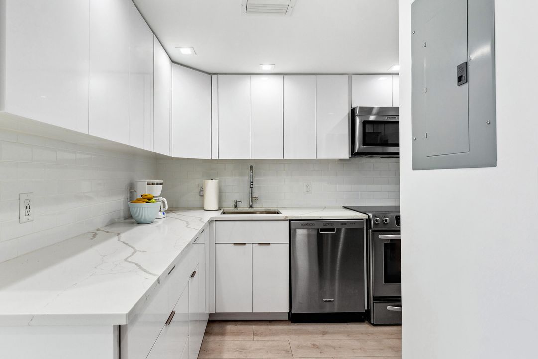 For Sale: $595,000 (1 beds, 1 baths, 841 Square Feet)