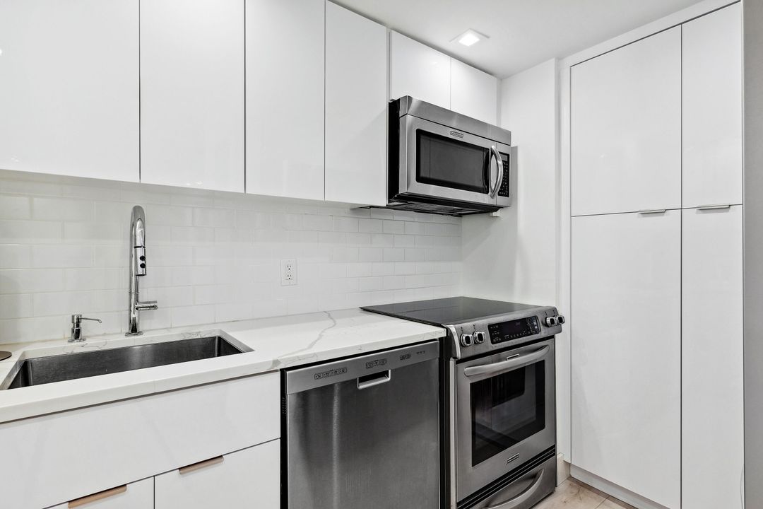 For Sale: $595,000 (1 beds, 1 baths, 841 Square Feet)