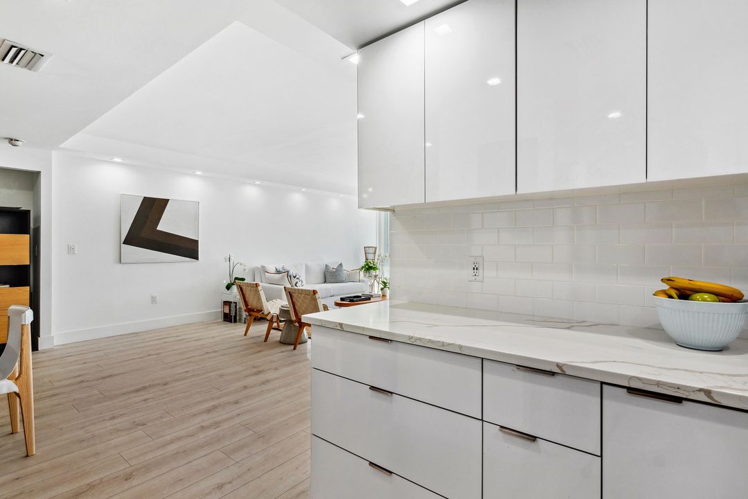 For Sale: $595,000 (1 beds, 1 baths, 841 Square Feet)