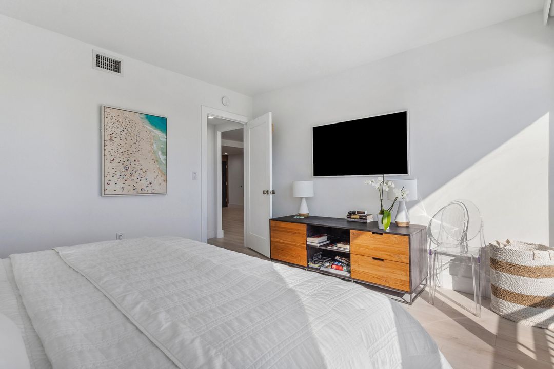 For Sale: $595,000 (1 beds, 1 baths, 841 Square Feet)