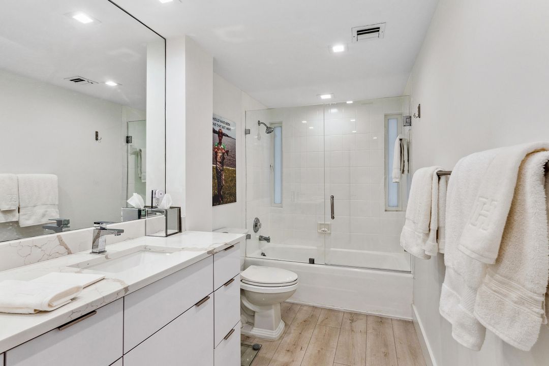 For Sale: $595,000 (1 beds, 1 baths, 841 Square Feet)