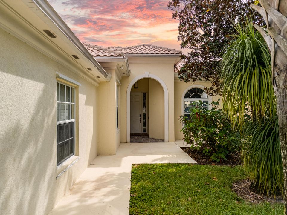 For Sale: $750,000 (3 beds, 2 baths, 2001 Square Feet)