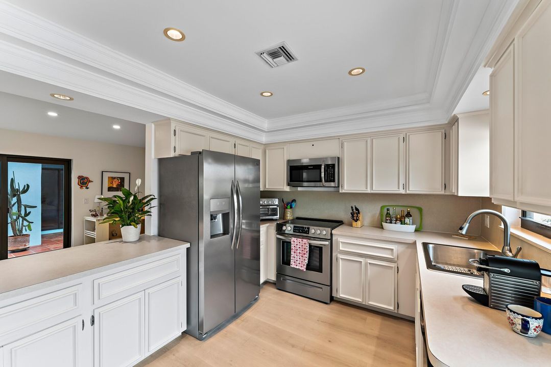 For Sale: $875,000 (2 beds, 2 baths, 1211 Square Feet)