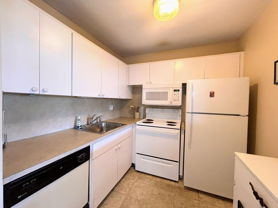 For Sale: $138,000 (1 beds, 1 baths, 705 Square Feet)