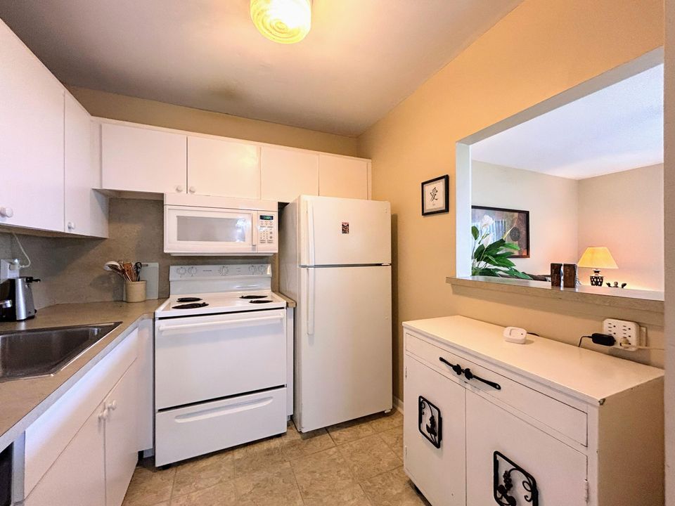 For Sale: $138,000 (1 beds, 1 baths, 705 Square Feet)