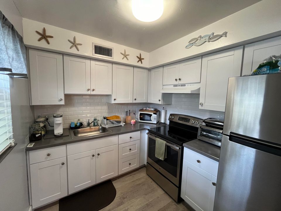 For Rent: $2,450 (2 beds, 2 baths, 883 Square Feet)