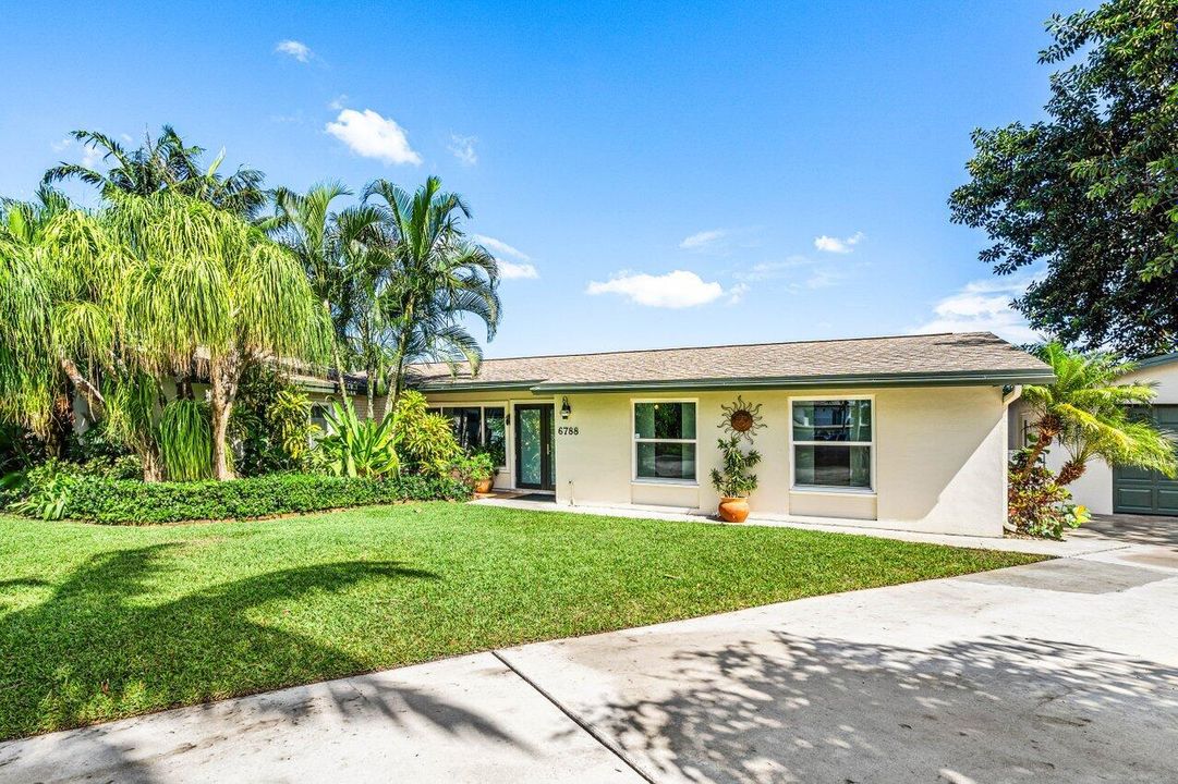 For Sale: $1,275,000 (4 beds, 2 baths, 1952 Square Feet)